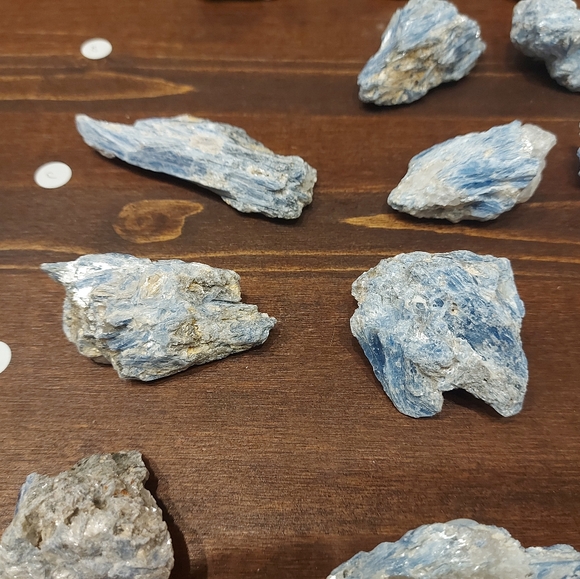 🔥 Sale 🔥 Rew Pieces of Kyanite - Priced Per Each - Picture 7 of 10